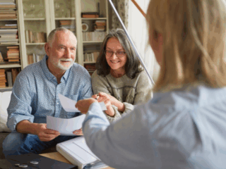 Zanim powiesz „tak” - jak dobrze przygotować się do rozmowy z opiekunem seniora. Gotowa lista pytań