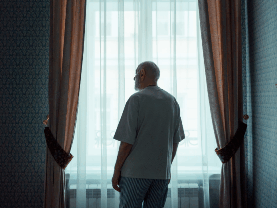 Samotność seniora – jak rozpoznać sygnały i pomóc bliskiej osobie