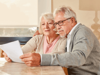 Czy Twoja mama lub tata mogą skorzystać z tych świadczeń PFRON? Sprawdź, co im przysługuje