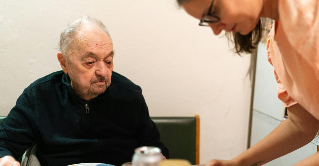 Opieka nad osobą starszą przez członka rodziny - sygnały zagrożenia