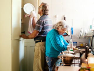 Mama nie chce już gotować i je tylko kanapki? Sprawdź, jak możesz jej pomóc